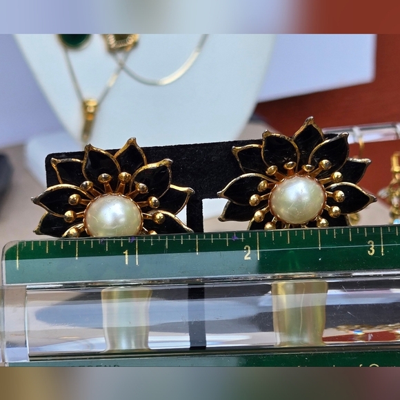 Vintage Black Gold Metal Floral Drop Fuax Pearl Clip On Earrings - Picture 2 of 15